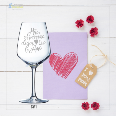 Copo vinho comemorativo com mensagem para mãe e carta com coração