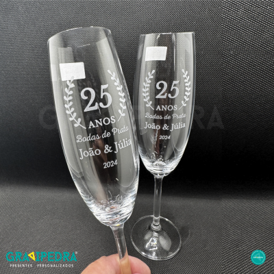 Duas taças de champanhe transparentes com gravação comemorativa de 25 anos e nomes João & Júlia.