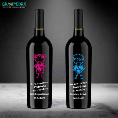Duas garrafas de vinho pretas com rótulos personalizados rosa e azul para padrinho e madrinha.