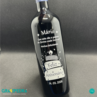 Garrafa preta com rótulo de aniversário personalizado com texto em português