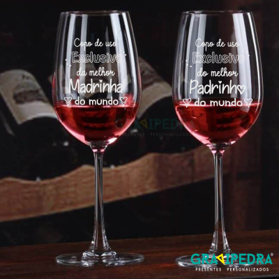 Dois copos de vinho com textos personalizados para madrinha e padrinho