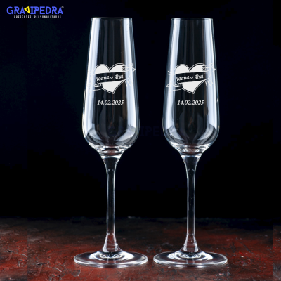 Dois copos de champanhe personalizados com nomes e data