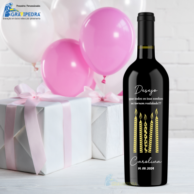 Garrafa de vinho decorativa com texto personalizado, presentes e balões coloridos no fundo