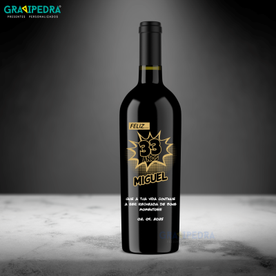 Garrafa de vinho tinto com rótulo personalizado em preto e amarelo