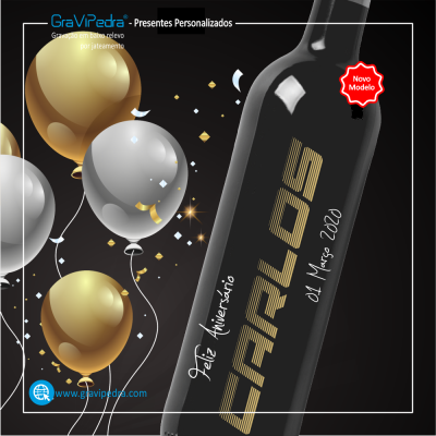Garrafa de vinho personalizada com nome Carlos e decoração de balões dourados e prateados.