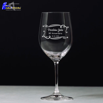 Copo de vinho transparente com gravação de aniversário branca