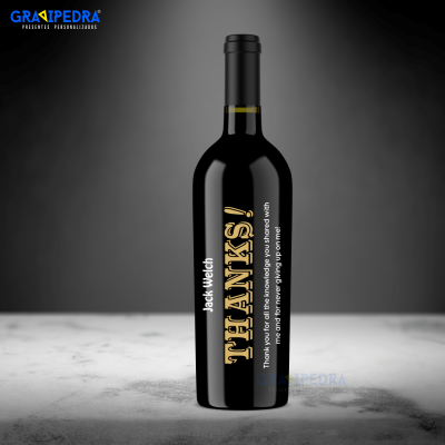 Garrafa de vinho preta com rótulo personalizado com texto de agradecimento