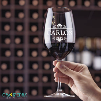 Copo de vinho tinto personalizado com nome CARLOS em vidro transparente