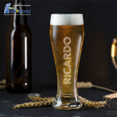 Copo de cerveja personalizado com gravura 'RICARDO' e 'SINCE 1963' com garrafa ao fundo e espigas de trigo