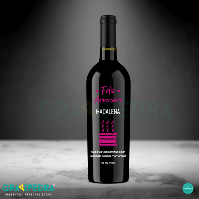 Garrafa de vinho preta com rótulo de aniversário rosa e branco