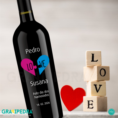 Garrafa de vinho preta com rótulo personalizado para Valentine, cubos de madeira formando LOVE e coração vermelho