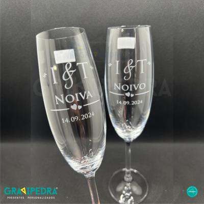 Dois copos de champanhe personalizados com texto para noiva e noivo
