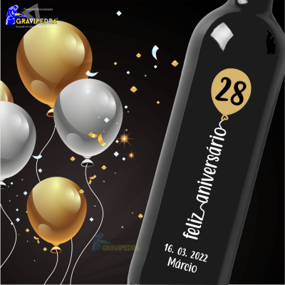 Garrafa preta personalizada com texto de feliz aniversário e balões em fundo preto