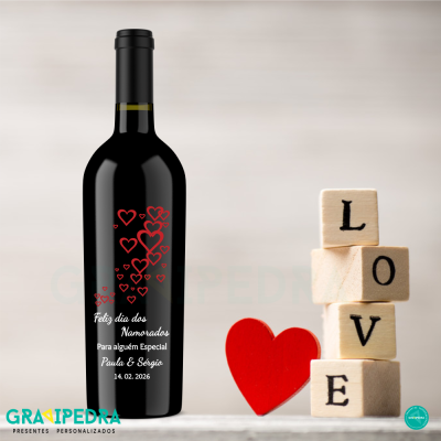 Garrafa de vinho personalizada para Dia dos Namorados com decoração de corações vermelhos e blocos de madeira formando palavra LOVE.