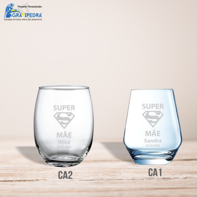 Dois copos de vidro personalizados para mães com texto e símbolo do Super Homem, sobre superfície de madeira clara