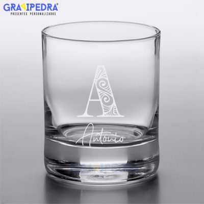 Copo de vidro personalizado com letra A e nome Antonio em gravura branca