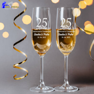 Duas taças de champanhe gravadas com texto comemorativo de 25 anos de casamento