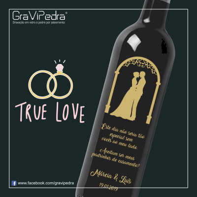 Garrafa preta com gravação dourada de casal de noivos e texto convite para padrinhos de casamento