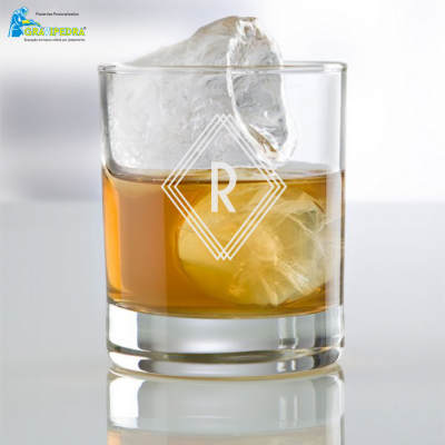 Copo de vidro com bebida e cubos de gelo com símbolo R.