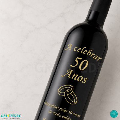 Garrafa de vinho preta comemorativa de 50 anos com texto e alianças douradas
