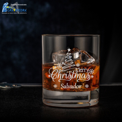 Copo de vidro com texto Merry Christmas Salvador e líquido âmbar