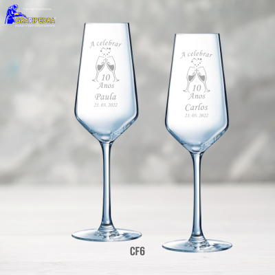 Duas taças de champanhe gravadas personalizadas com texto comemorativo em branco