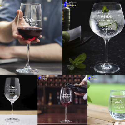 Taças e copo de vidro com texto impresso em diferentes ambientes