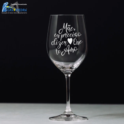 Copo de vinho com mensagem personalizada para mãe em fundo preto