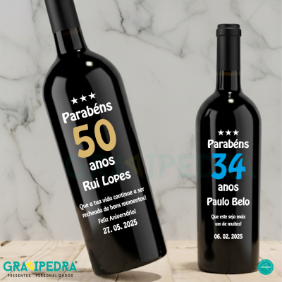 Duas garrafas de vinho tinto com rótulos personalizados de aniversário em fundo marmoreado