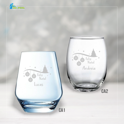 Copos de vidro azul e transparente com gravuras natalícias e nomes Lucas e Andreia.
