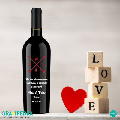 Garrafa de vinho preta com texto personalizado e cubos de madeira com a palavra LOVE e coração vermelho ao lado