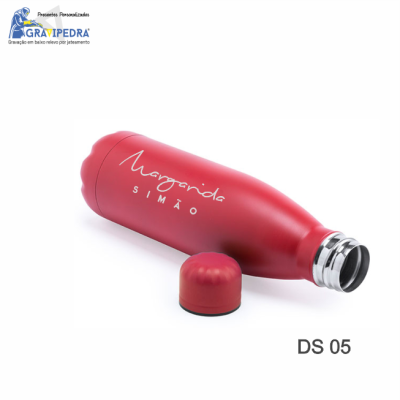 Garrafa térmica vermelha com tampa destacada e texto branco Margarita Simão