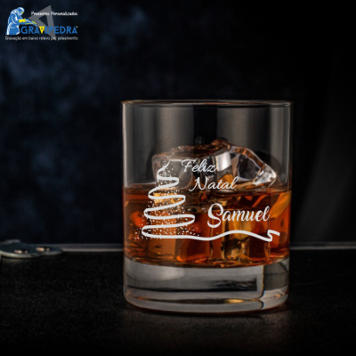 Copo de vidro com mensagem personalizada de Natal e bebida