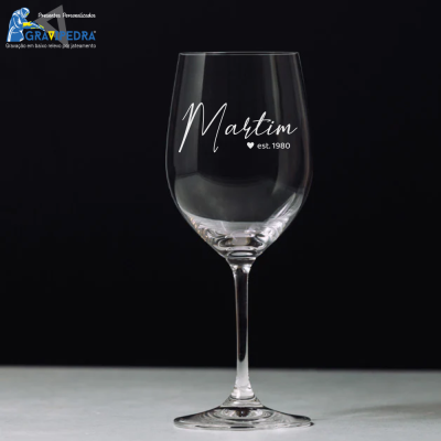 Taça de vinho de vidro transparente com inscrição 'Martim est. 1980'