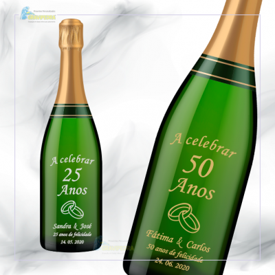 Garrafas verdes de champanhe com texto dourado personalizadas para celebrar 25 e 50 anos