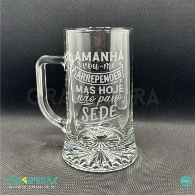 Caneca de vidro transparente com frase gravada em branco