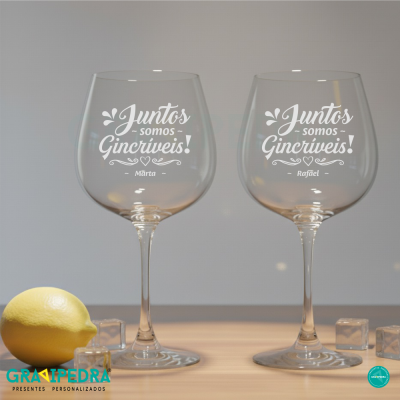 Dois copos de gin personalizáveis com texto em branco em superfície de madeira com limão e cubos de gelo