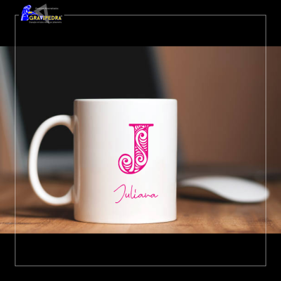 Caneca branca com letra J rosa decorativa e o nome Juliana