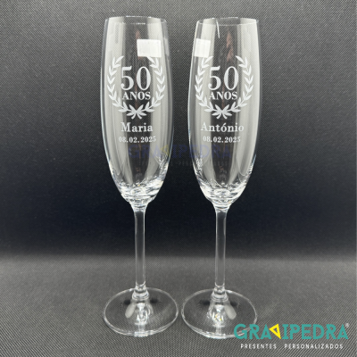 Dois copos de champanhe com gravação comemorativa 50 anos e nomes Maria e António
