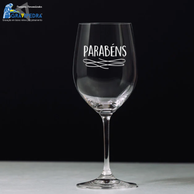 Taça de vidro transparente com a palavra PARABÉNS e desenho ornamental em branco