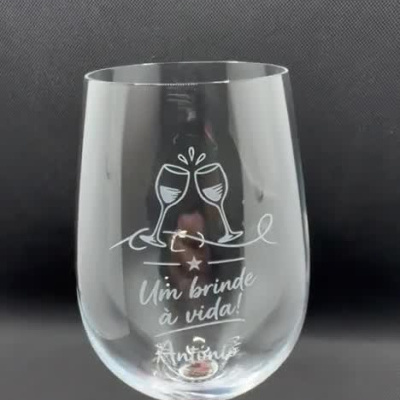 Taça de vinho com gravação personalizada com a frase Um brinde à vida! e o nome António