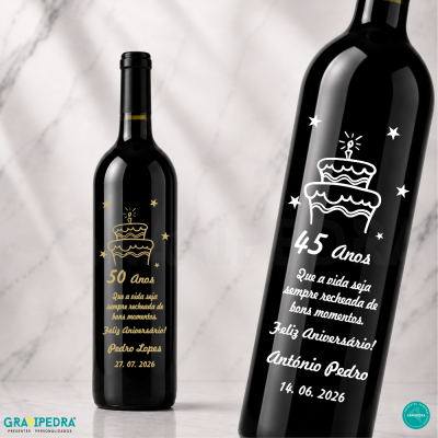 Garrafa de vinho preta com rótulo de aniversário personalizado e desenho de bolo em fundo de mármore.