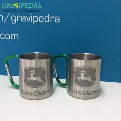 Duas canecas de metal JOHN DEERE com alças verdes em mosquetão e fundo azul com texto GRAVIPEDRA