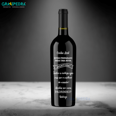 Garrafa de vinho preta com texto personalizado em branco e fundo cinzento