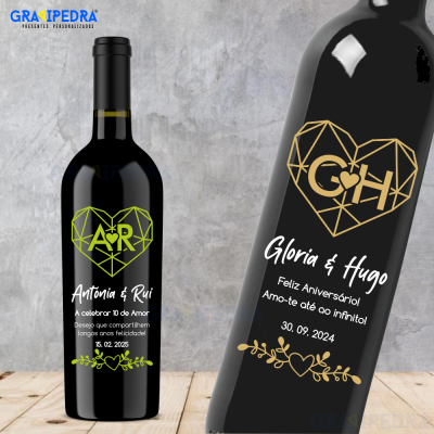 Garrafa de vinho personalizada com rótulo de coração geométrico e mensagens em português