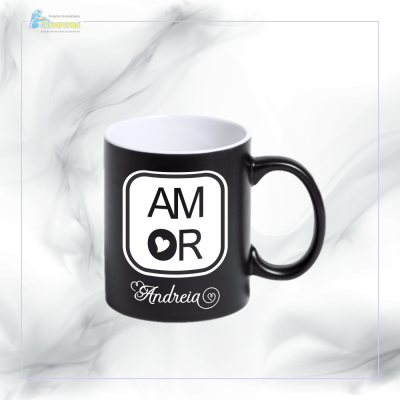 Caneca preta com texto AMOR e nome Andreia