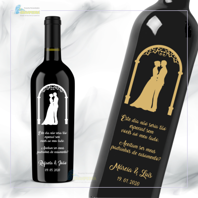 Garrafa de vinho com rótulo preto e dourado com convite para padrinhos de casamento