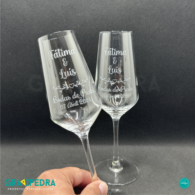 Dois copos de champanhe personalizados para bodas de prata