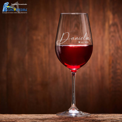 Copo de vinho com gravação personalizada 'Daniela est. 1978'