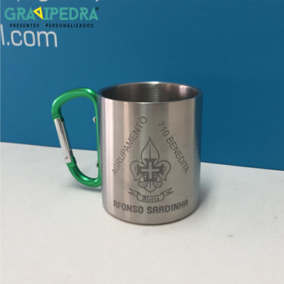 Caneca metálica com pega verde e gravação de texto